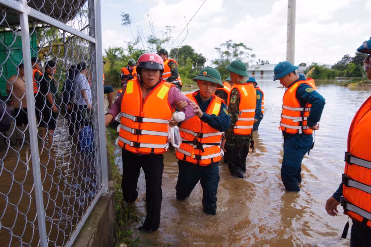 Phường Hàm Thắng ngập tại ba khu phố Kim Bình, Kim Ngọc, Thắng Hiệp, đã đưa 30 hộ đến nơi an toàn.