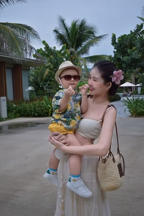 Khi rảnh rỗi, vợ chồng Ngân Anh thường đưa con trai đi nghỉ dưỡng. Còn ở nhà, Ngân Anh và Tô Ny luôn bỏ điện thoại, công việc sang một bên để chăm sóc, chơi với con hoàn toàn.