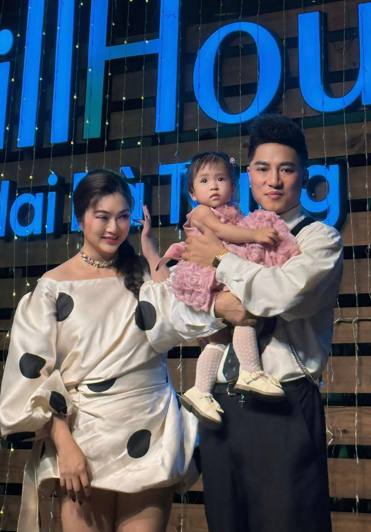 Châu Khải Phong - Thanh Trúc chính thức công khai là vợ chồng trong tiệc thôi nôi của con gái chung vào tối ngày 1/7. Ảnh: FB Lê Phương.