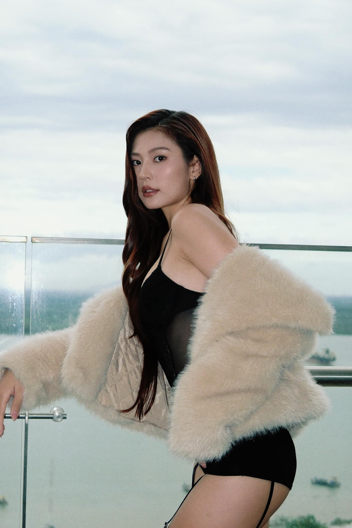 Chúng Huyền Thanh tự tin mặc hở bạo tôn lên đường cong hình thể. Ảnh: FB Chúng Huyền Thanh.