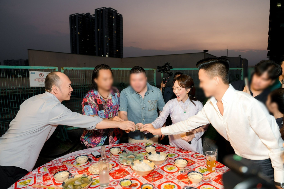 Thu Trang cho biết thêm, Ai thương ai mến là dự án mà vợ chồng cô mạnh tay đầu tư nhất từ trước đến nay trong số các phim từng sản xuất, dù không tiết lộ cụ thể mức kinh phí. Ảnh: FB Tiến Luật.