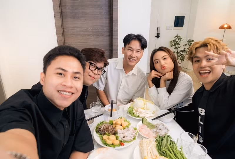 Theo Elle, Phan Anh (giữa) là chủ tịch một công ty quản lý nghệ sĩ và sản xuất âm nhạc. Phương Mỹ Chi và nhóm DTAP đều thuộc công ty quản lý của Phan Anh. Ảnh: FB DTAP.