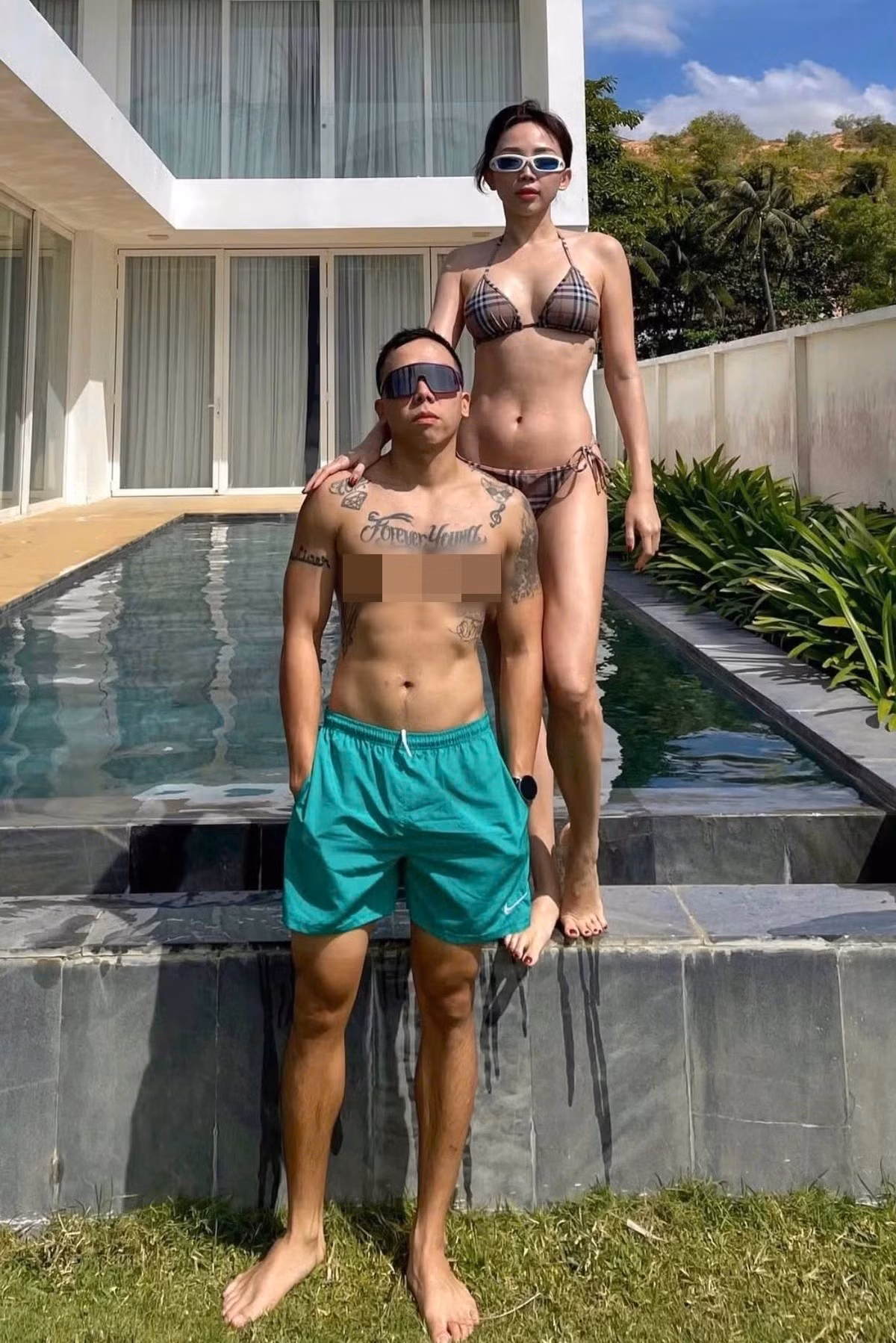 Vợ chồng Tóc Tiên đều sở hữu hình thể săn chắc. Ảnh: Znews.