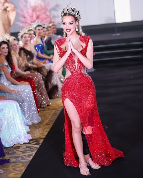 Trước đó, đại diện Peru vẫn cố gắng sải bước catwalk trong một hoạt động thuộc khuôn khổ cuộc thi Miss Grand International 2025.