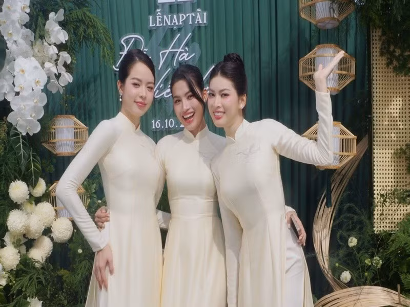 Dàn phù dâu trong lễ ăn hỏi của Đỗ Thị Hà sở hữu nhan sắc gây mê. Ảnh: FB Ngọc Thảo.