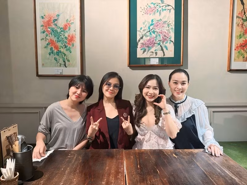 Ít ngày trước, Duy Uyên về Việt Nam hội ngộ Ngô Quỳnh Anh, Thúy Nga, Thanh Ngọc. Đây là buổi gặp mặt đông đủ thành viên của nhóm Mắt Ngọc tiên sau 25 năm. Ảnh: FB Duy Uyên.