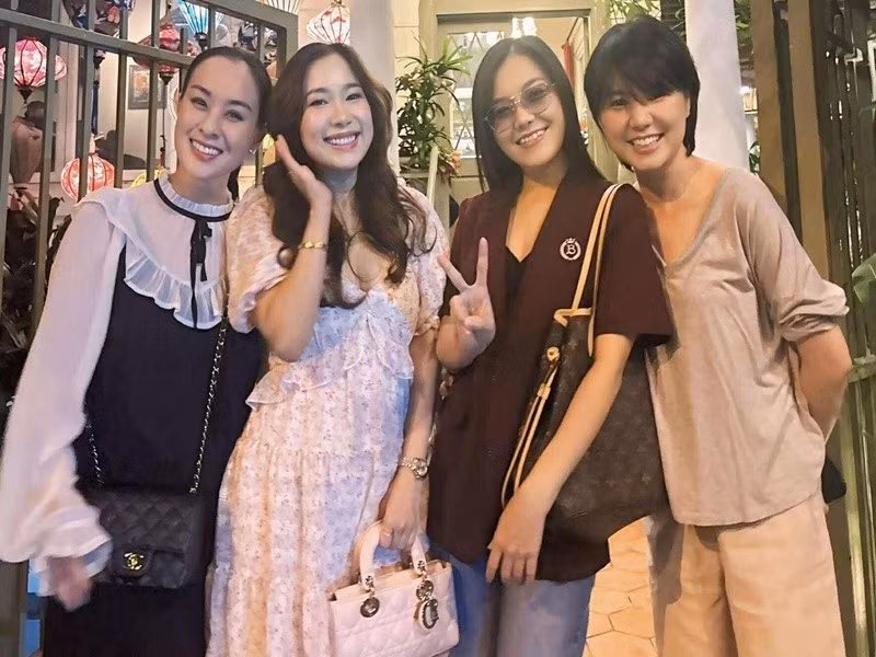 Mắt Ngọc ra mắt năm 1998 gồm Thanh Ngọc, Ngô Quỳnh Anh, Thúy Nga và Duy Uyên. Nhóm có nhiều bài hát được yêu thích như Vào đời, Nhớ ơn thầy cô, Lời nhắn nhủ dễ thương. Ảnh: FB Duy Uyên.