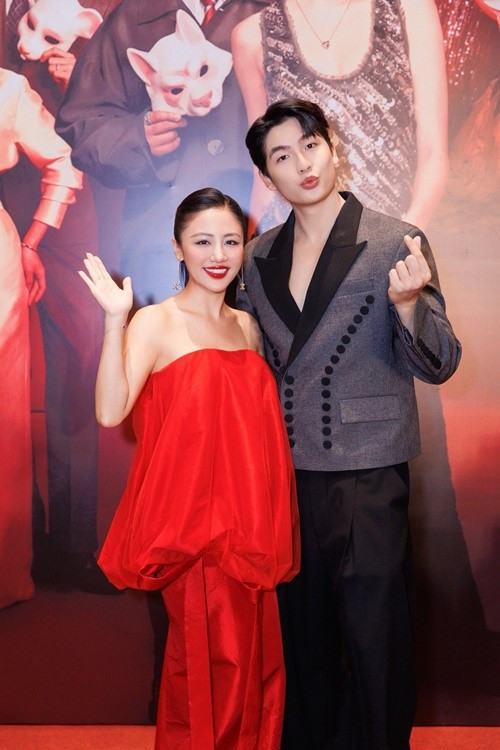 Phía Quốc Anh cho biết cảnh hôn được thực hiện khoảng 5 đúp cho các góc máy khác nhau. “Lúc đó chị Văn Mai Hương rất ngượng, đỏ bừng mặt lên... tôi thấy lại thành ra rất đáng yêu”, nam diễn viên chia sẻ. Ảnh: FB Văn Mai Hương.