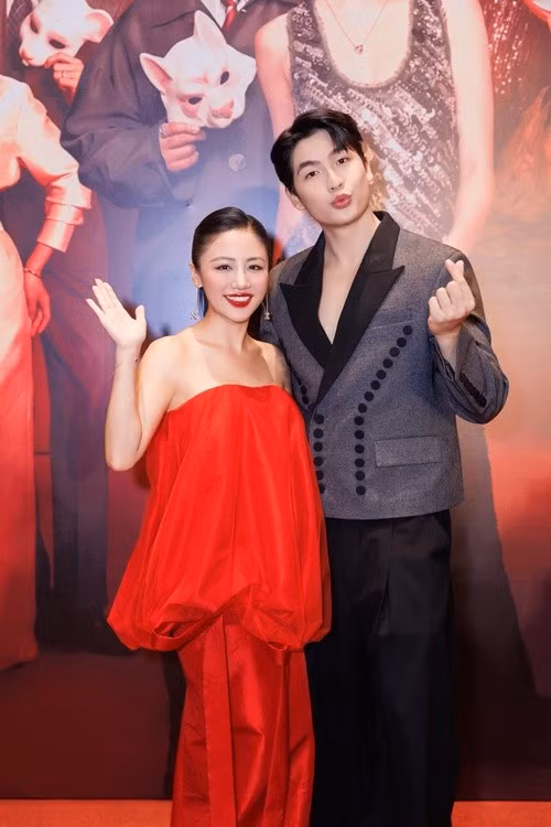 Phía Quốc Anh cho biết cảnh hôn được thực hiện khoảng 5 đúp cho các góc máy khác nhau. “Lúc đó chị Văn Mai Hương rất ngượng, đỏ bừng mặt lên... tôi thấy lại thành ra rất đáng yêu”, nam diễn viên chia sẻ. Ảnh: FB Văn Mai Hương.