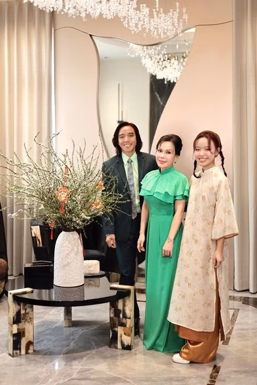 Nhiều người cho rằng Elyza thừa hưởng chiều cao của bố, gương mặt cũng giống bố hơn là giống mẹ. Ảnh: FB Việt Hương.