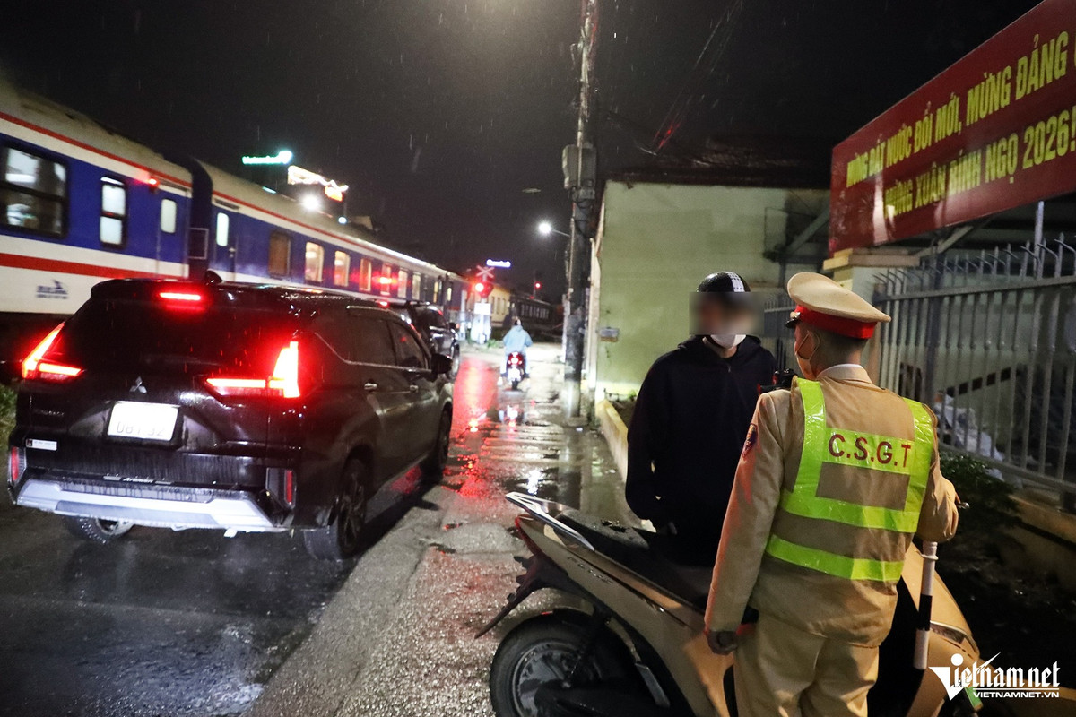 Trình bày với CSGT, anh Vũ Hoàng M.Q. (SN 2005, trú tại Hà Nội) cho biết do trời tối, lại có mưa nên không chú ý quan sát, không nghe thấy tiếng còi cảnh báo và đã vượt gác chắn tàu. “Vì vội vài phút nên tôi cố vượt qua gác chắn tàu. Tôi đã nhận thức hành động của mình là sai và có thể gây ra tai nạn”, anh Vũ Hoàng M.Q. cho biết.