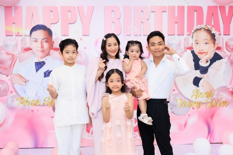 Bé Anna -con gái thứ hai của Khánh Thi năm nay 7 tuổi. Khánh Thi nhắn nhủ bé Anna: "Gửi con gái yêu của mẹ. Hôm nay con gái tròn 7 tuổi rồi nhé. Điều mẹ mong ước đơn giản nhất là con gái luôn khoẻ mạnh, biết yêu thương mọi người trong gia đình. Mẹ yêu con và chúc con sinh nhật thật vui". Ảnh: FB Khánh Thi.