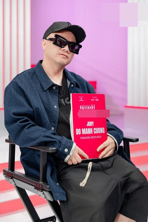 Nhà thiết kế Đỗ Mạnh Cường khéo léo đáp trả antifan. Cụ thể, anh viết: "Một số bạn kêu mình hết thời. Các bạn đừng lo, mình dù hết thời thì cũng sống tạm ổn. Dù sao mình cũng xin cảm ơn các bạn đã lo lắng và vẫn còn quan tâm đến mình". Ảnh: FB Đỗ Mạnh Cường.