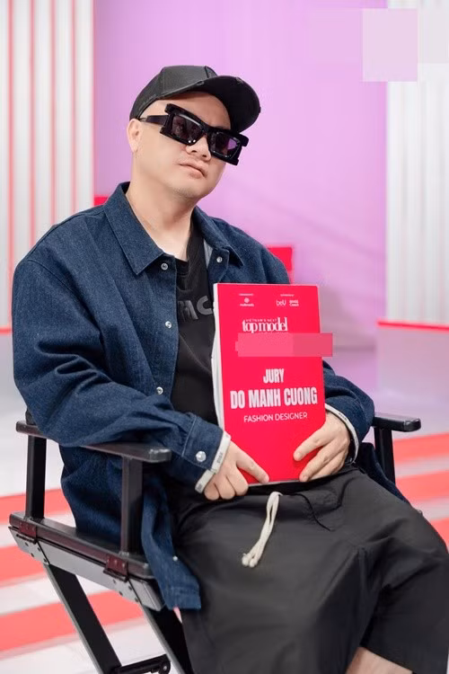 Nhà thiết kế Đỗ Mạnh Cường khéo léo đáp trả antifan. Cụ thể, anh viết: "Một số bạn kêu mình hết thời. Các bạn đừng lo, mình dù hết thời thì cũng sống tạm ổn. Dù sao mình cũng xin cảm ơn các bạn đã lo lắng và vẫn còn quan tâm đến mình". Ảnh: FB Đỗ Mạnh Cường.