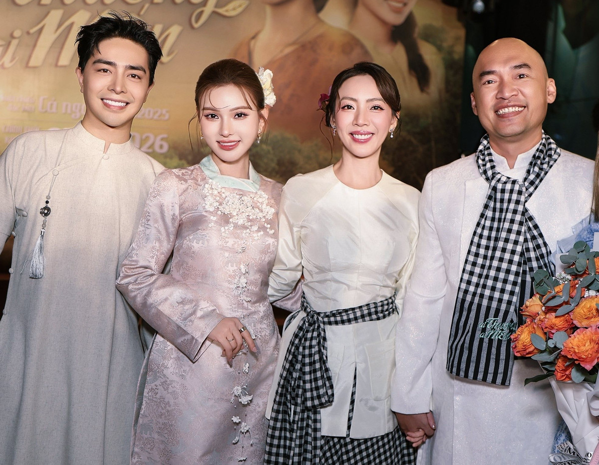 Cặp đôi bên nhau không rời, thường xuyên sánh đôi tại sự kiện. Ảnh: FB Thu Thủy.