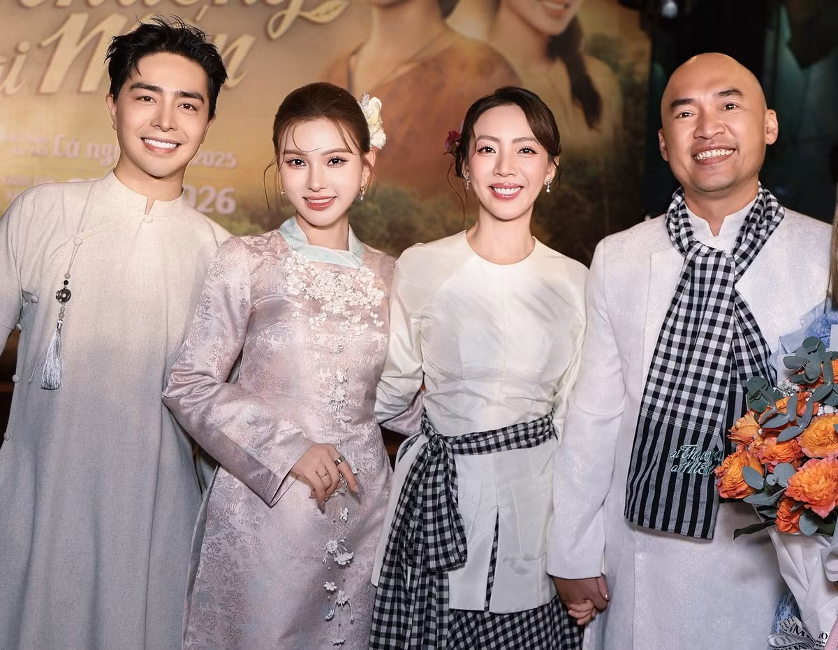 Cặp đôi bên nhau không rời, thường xuyên sánh đôi tại sự kiện. Ảnh: FB Thu Thủy.