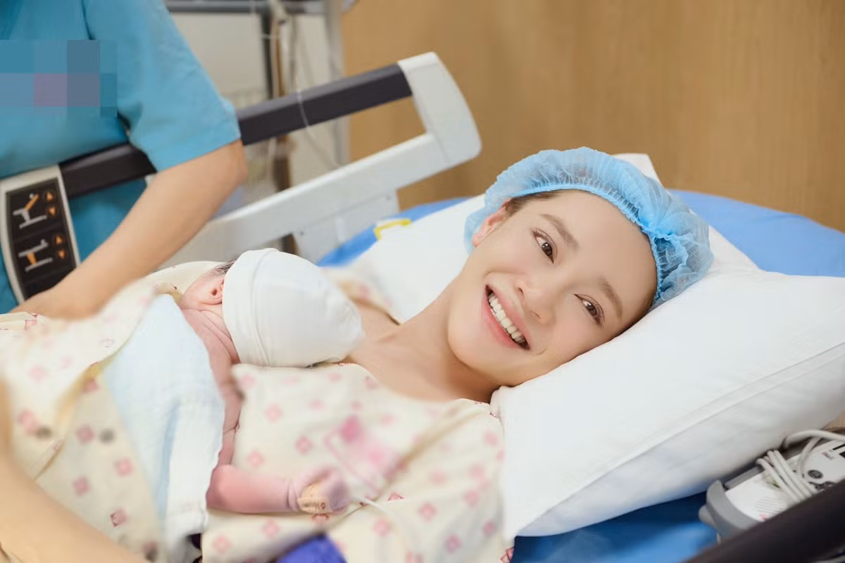 Nhã Phương hạnh phúc vỡ òa. "Hạnh phúc vì gia đình mình lại đón thêm một thành viên mới. Và hạnh phúc hơn cả là vì ba Tí, hai anh chị và cả nhà mình luôn ở đó, trao cho mẹ sức mạnh để hoàn thành sứ mệnh thiêng liêng này. Gia đình mình yêu con rất nhiều", nữ diễn viên nhắn nhủ con thứ ba. Ảnh: FB Nhã Phương.