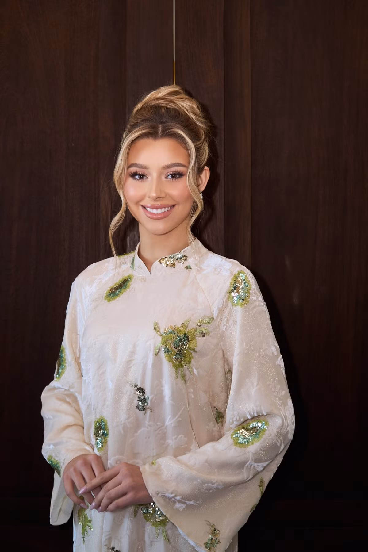 Khi đón năm mới, nàng hậu chia sẻ, 2025 là năm đầy thử thách. Cô tốt nghiệp đại học, trở lại với nghề người mẫu, trở thành Miss Cosmo USA rồi sang Việt Nam thi Miss Cosmo 2025 và giành chiến thắng. Ảnh: Miss Cosmo.