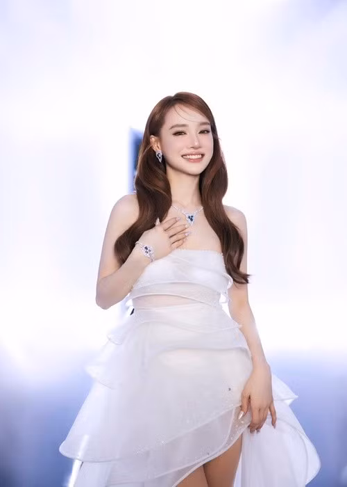 Phía nữ diễn viên phim Tuổi thanh xuân nhấn mạnh: “Nhã Phương không có bất kỳ mối liên hệ hay hợp tác thương mại nào với thẩm mỹ viện nói trên. Mọi nội dung được lan truyền có sử dụng hình ảnh của Nhã Phương trong video quảng cáo là sai sự thật. Kính mong khán giả, người hâm mộ và người quen của Nhã Phương không tin tưởng hoặc chia sẻ các nội dung này, tránh bị hiểu lầm hoặc lợi dụng”. Ảnh: FB Nhã Phương.