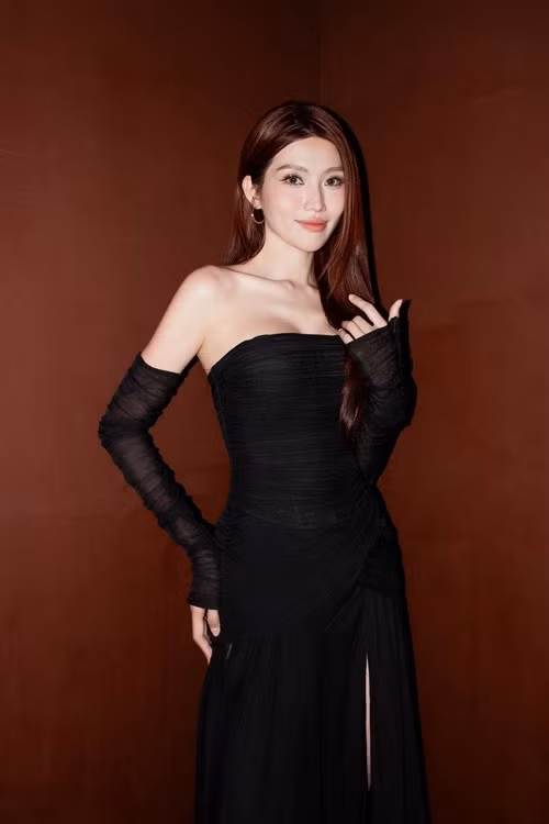 Quỳnh Châu là á hậu 1 Miss Grand Vietnam 2022. Theo Dân Việt, nhờ danh hiệu, cô có thêm nhiều cơ hội mới. Năm 2023, Quỳnh Châu làm huấn luyện viên Miss International Queen Vietnam. Ảnh: FB Quỳnh Châu.