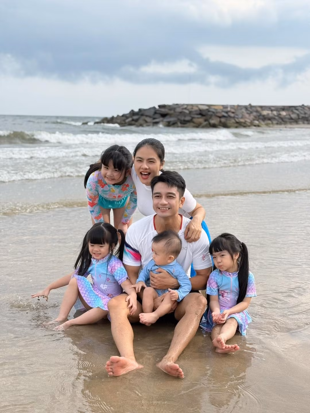 Vân Trang và doanh nhân Quân Lê thường xuyên đưa các con nhỏ đi du lịch.