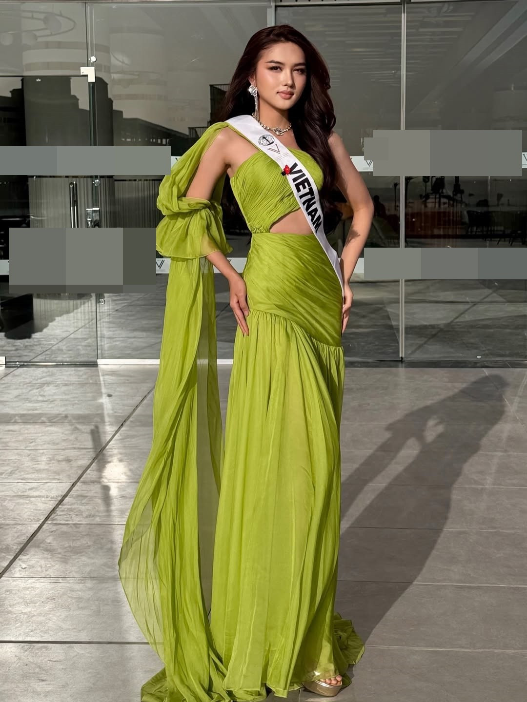 Điểm nhấn của buổi phỏng vấn nằm ở câu hỏi về lý do ban giám khảo nên chọn đại diện Việt Nam cho ngôi vị cao nhất. Thu Ngân đã điểm lại chuỗi thành tích ấn tượng của nhan sắc Việt tại đấu trường Miss Intercontinental trong 3 năm qua. Ảnh: Instagram Thu Ngân.