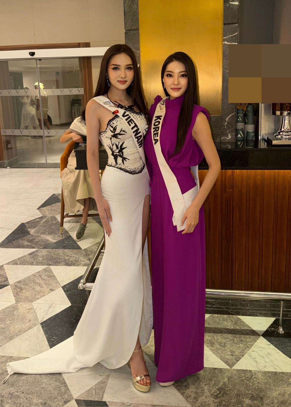 Thu Ngân đọ sắc đại diện Hàn Quốc- Yoojeong Shin. Trong khi đại diện Việt Nam cao 1m74, có số đo ba vòng 84-59-94cm, Yoojeong Shin có chiều cao 1m70, số đo ba vòng 89-61-89cm. Ảnh: Instagram Thu Ngân.