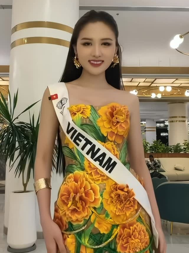 Thu Ngân giữ nụ cười rạng rỡ trong các khung hình, tạo thiện cảm với ban tổ chức. Ảnh: Instagram Thu Ngân.