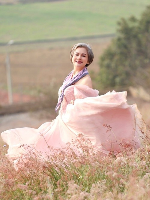 Ở tuổi U60, Thu Quế để tóc bạc tự nhiên. “Nhiều người sợ xấu nên đi nhuộm tóc, còn tôi thì không. Tôi muốn tóc khỏe , da đầu khỏe”, nữ nghệ sĩ chia sẻ về mái tóc trong cuộc phỏng vấn với Vietnamnet