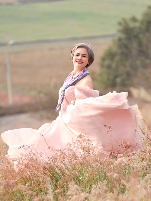 Ở tuổi U60, Thu Quế để tóc bạc tự nhiên. “Nhiều người sợ xấu nên đi nhuộm tóc, còn tôi thì không. Tôi muốn tóc khỏe , da đầu khỏe”, nữ nghệ sĩ chia sẻ về mái tóc trong cuộc phỏng vấn với Vietnamnet