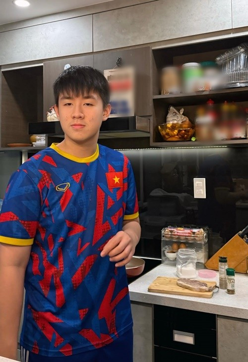 "Năm 2015, ảnh đi theo cổ vũ cho mẹ. 10 năm sau, ảnh ở nhà nấu ăn cho mẹ", Lê Phương viết trên trang cá nhân.