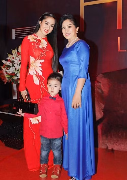 Lê Phương đoạt giải Nghệ sĩ kịch nói được yêu thích nhất do khán giả bình chọn ở giải Ngôi sao xanh 2015.