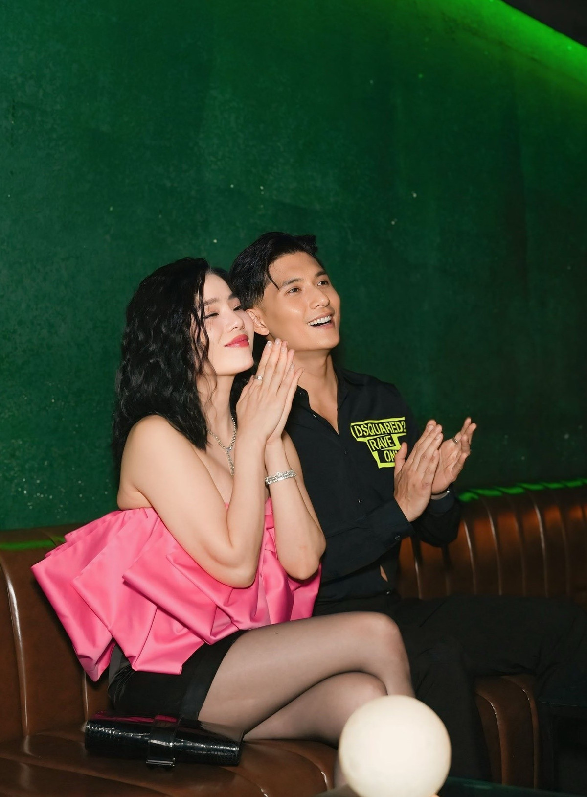 "Vì hát nhạc thất tình nên câu nào cũng buồn. Với tôi, tình cảm không phải chuyện đùa. Khi yêu, tôi thông báo với mọi người. Nếu dừng lại, tôi sẽ chia sẻ", Tiền Phong dẫn lời Lệ Quyên. Ảnh: FB Lâm Bảo Châu.