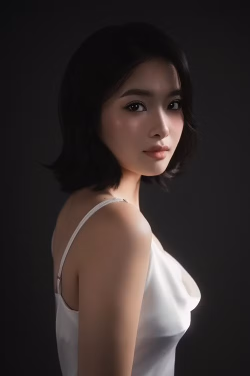 Ở khung hình thảm đỏ, Kim Khánh toát lên vẻ quyến rũ. Trong các bức ảnh đời thường, khi diện trang phục nhẹ nhàng, cô chuyển sang hình ảnh trong trẻo, gần gũi. Ảnh: FB Kim Khánh.