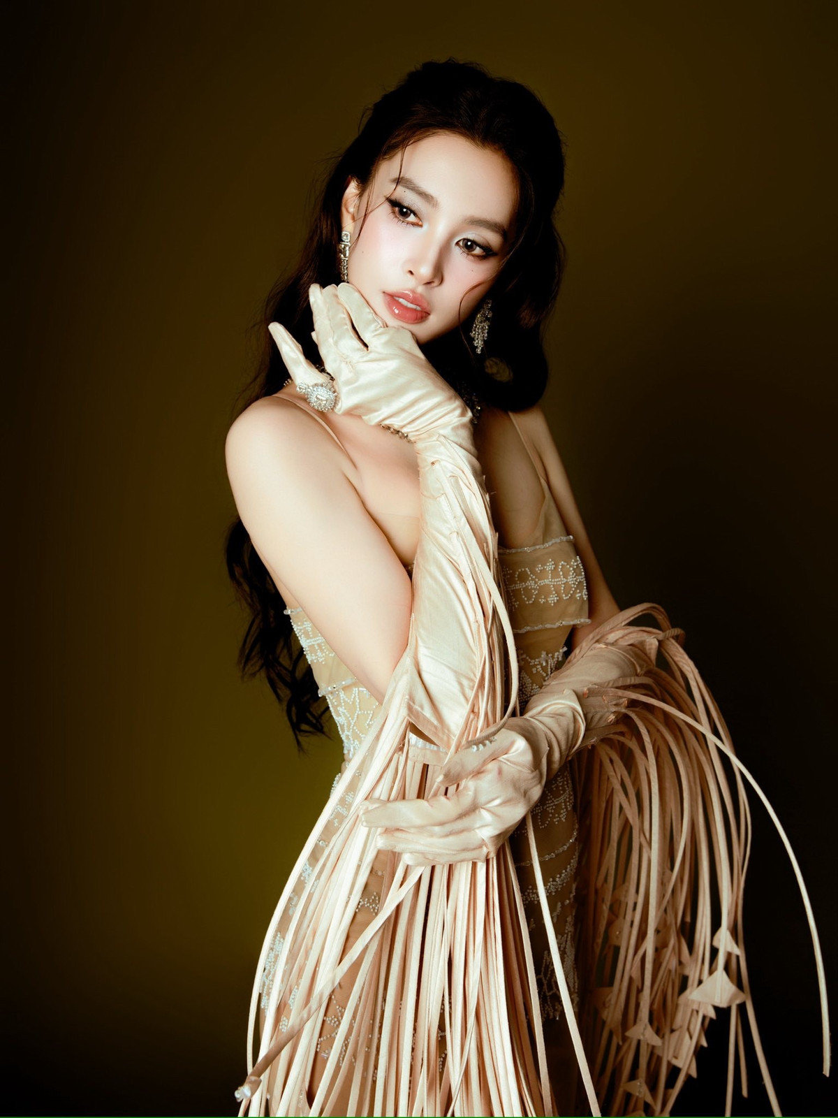 Bên cạnh ngoại hình, Tiểu Vy ghi dấu ấn bằng phong thái nhẹ nhàng, tự tin. Đây cũng là yếu tố giúp cô giữ được sức hút bền bỉ sau 8 năm hoạt động trong showbiz.