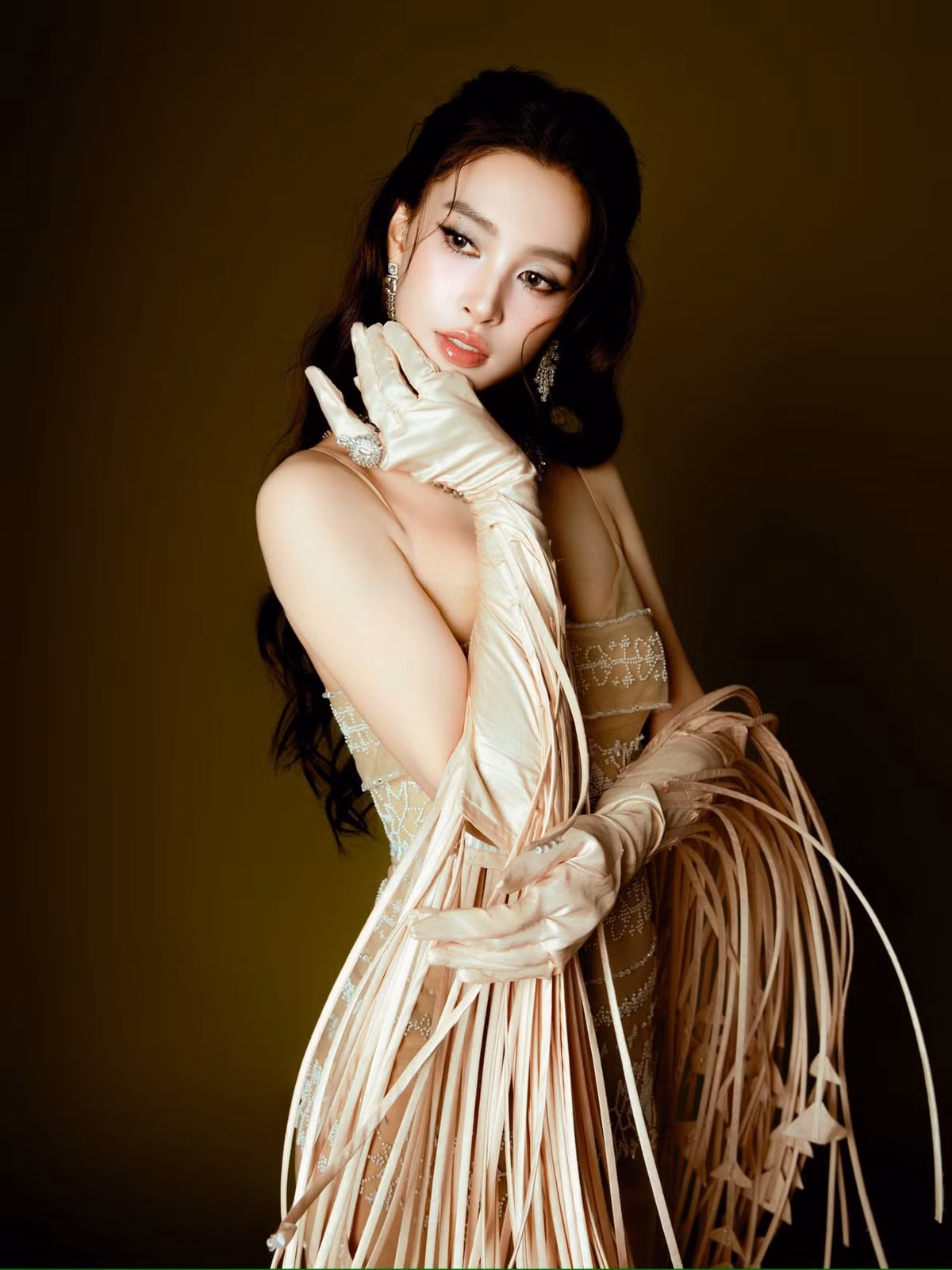 Bên cạnh ngoại hình, Tiểu Vy ghi dấu ấn bằng phong thái nhẹ nhàng, tự tin. Đây cũng là yếu tố giúp cô giữ được sức hút bền bỉ sau 8 năm hoạt động trong showbiz.