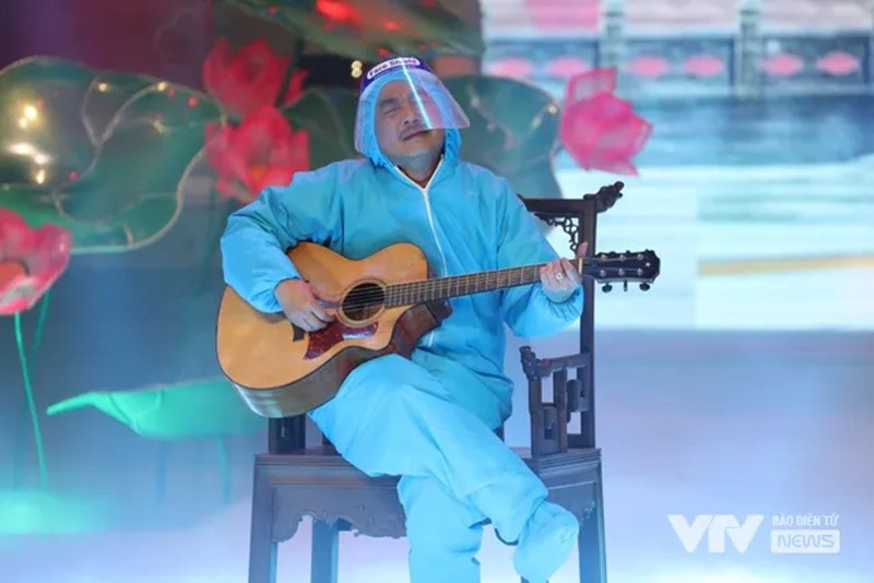 Theo VTV, với những đặc thù riêng của nhân vật Ngọc Hoàng, nghệ sĩ Quốc Khánh ít có cơ hội thể hiện tài lẻ như các Táo. Tuy nhiên, trong một vài năm gần đây, nam nghệ sĩ cũng có cơ hội để thể hiện khả năng ca hát, đánh đàn guitar. Ảnh: VTV.