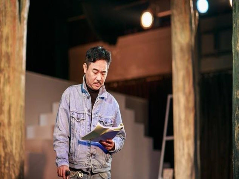 Quốc Khánh từng tốt nghiệp khóa đào tạo diễn viên của Nhà hát Kịch Việt Nam. Anh tham gia nhiều phim: 12A và 4H, Ghen, Tết này ai đến xông nhà, Áo lụa Hà Đông, Những người độc thân vui vẻ. Ảnh: Vietnamnet.