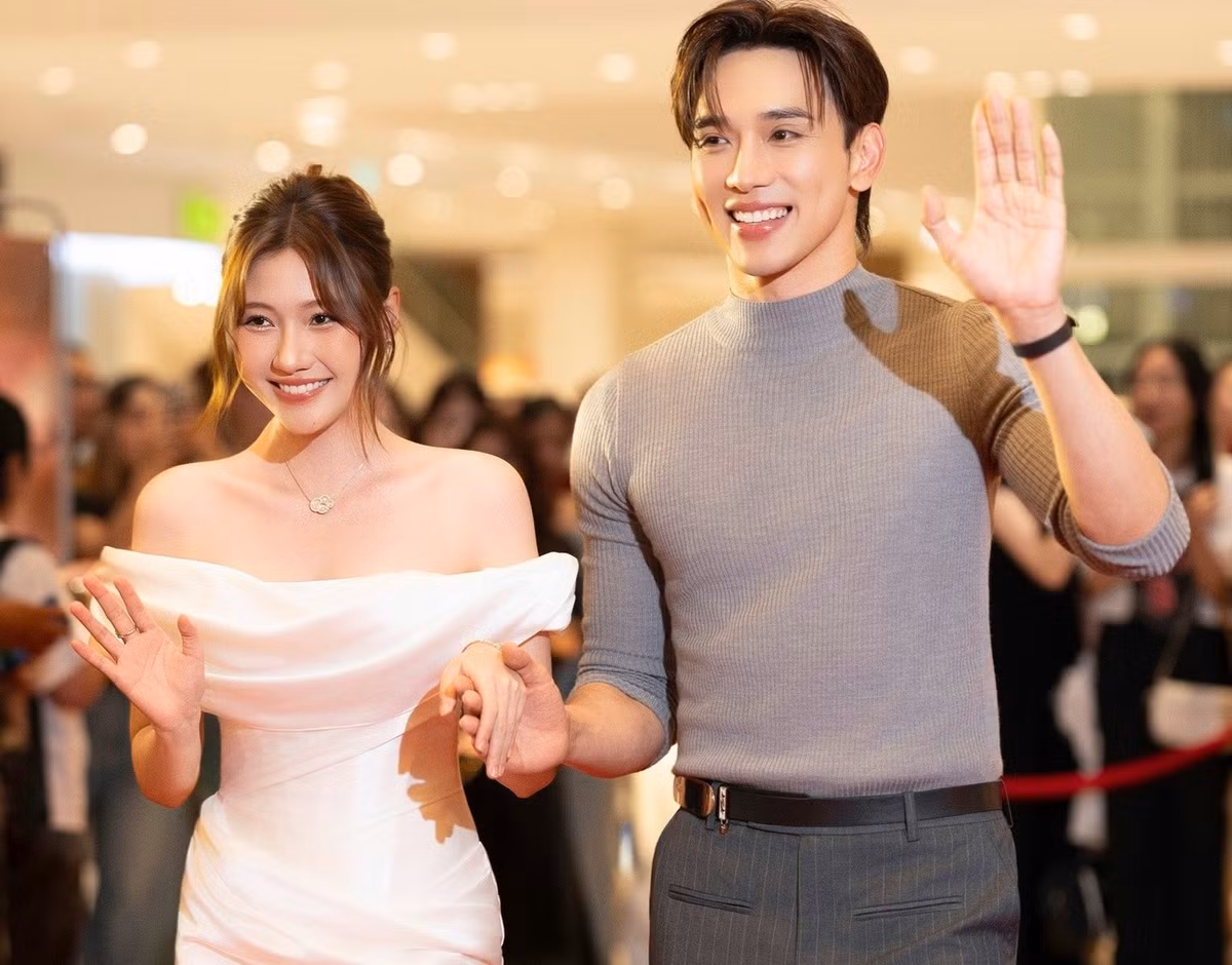 Đạo diễn Vũ Thành Vinh thuyết phục Thuận Nguyễn: "Em nghĩ thế nào về tình yêu? Chuyện đó không có gì xấu, đó là một điều đẹp và thậm chí thiêng liêng trong tình yêu. Nếu em nghĩ nó xấu, nó sẽ đi theo hướng xấu. Nếu em nghĩ nó đẹp, nó sẽ đi về hướng đẹp". Ảnh: FB Uyển Ân.