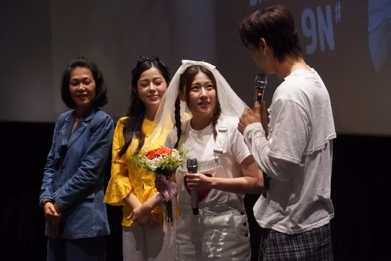 Thuận Nguyễn nhanh chóng khẳng định màn cầu hôn Uyển Ân chỉ là mong muốn viết lại cái kết đẹp cho hai nhân vật của hai diễn viên trong phim Chị ngã em nâng đang ra rạp. Ảnh: Thương Trường.