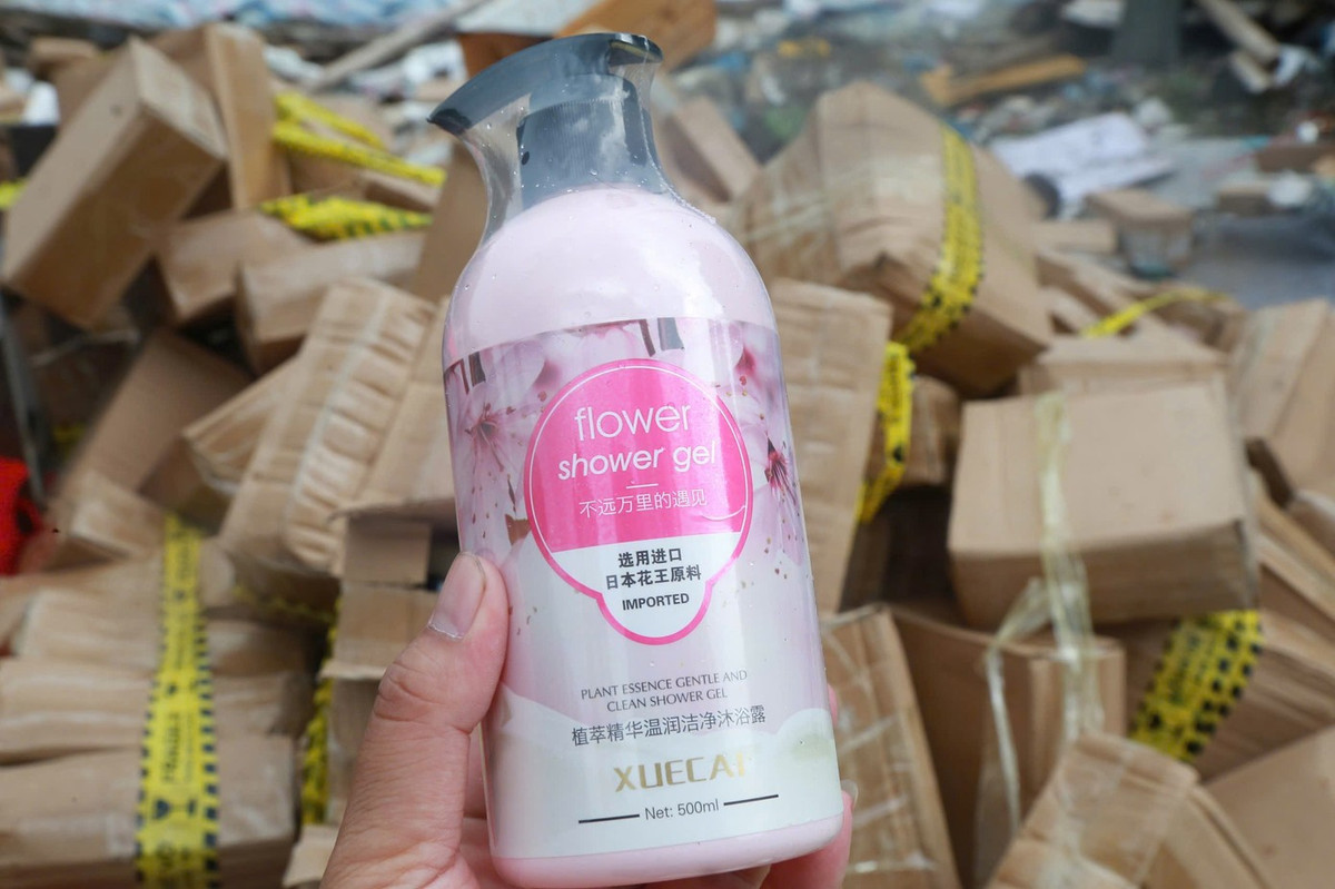 Nhiều hộp còn nguyên niêm phong, số khác đã bị bóc tách, hư hỏng, vứt lăn lóc giữa đống rác.