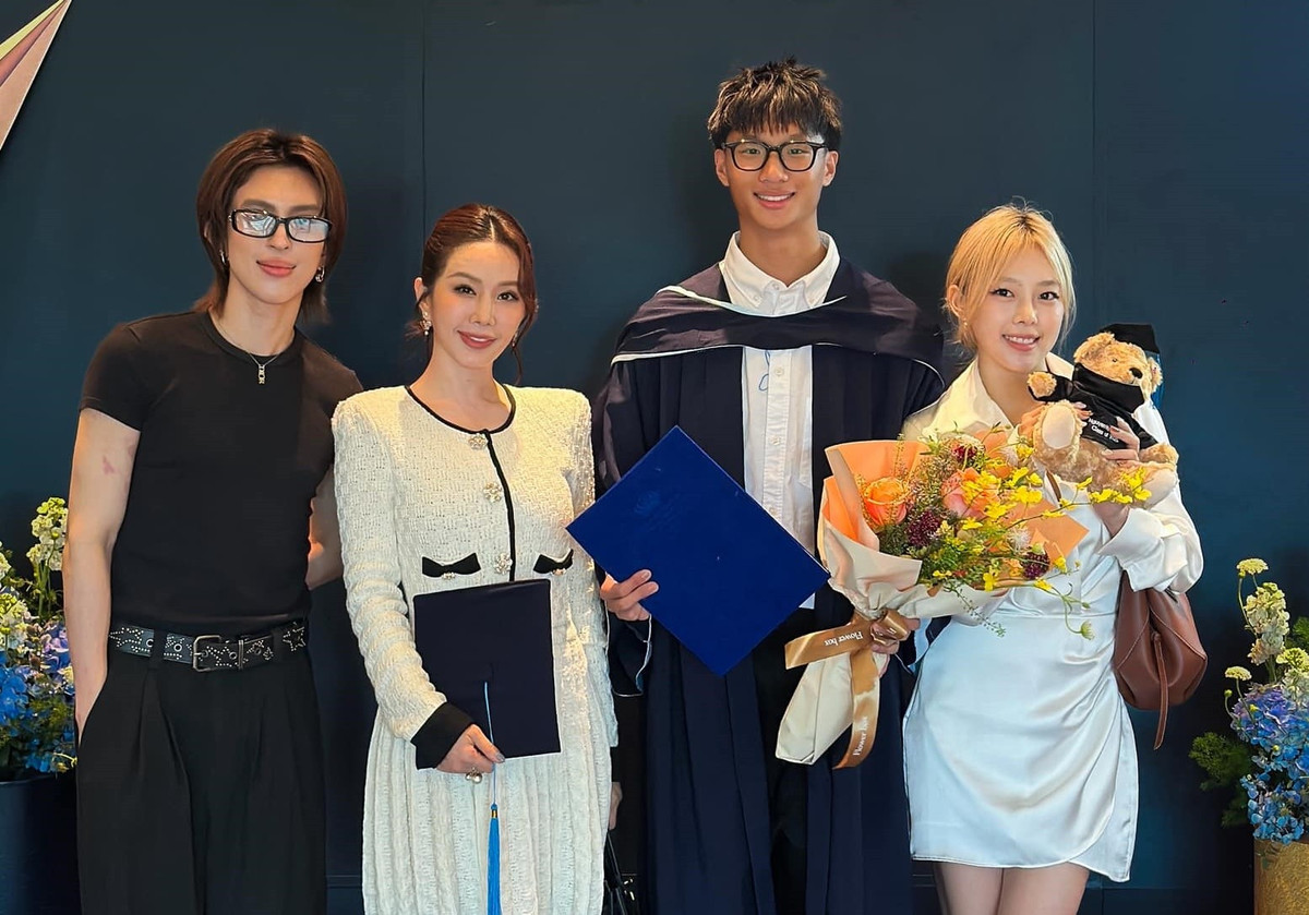 Hàn Tường hiện tại có chiều cao nổi bật, vượt mặt mẹ và anh chị. Ngày con trai út tốt nghiệp, Thu Hoài trải lòng: "Ba đứa con – một hành trình. Không ai thấy những lần mẹ mệt, nhưng hôm nay ai cũng thấy nụ cười mẹ rạng rỡ. Tấm hình này không chỉ là lễ tốt nghiệp của út cậu út mà là bằng khen cho chính mẹ sau bao năm kiêm cả chức bố lẫn mẹ. Kết thúc là để bắt đầu. Hai mẹ con chúng ta sẽ cố gắng cho hành trình đại học bốn năm kế tiếp này của con nhé! Rồi sau đó mẹ sẽ gửi đủ các hóa đơn từ lúc sinh con đến kết thúc đại học". Ảnh: FB Thu Hoài.
