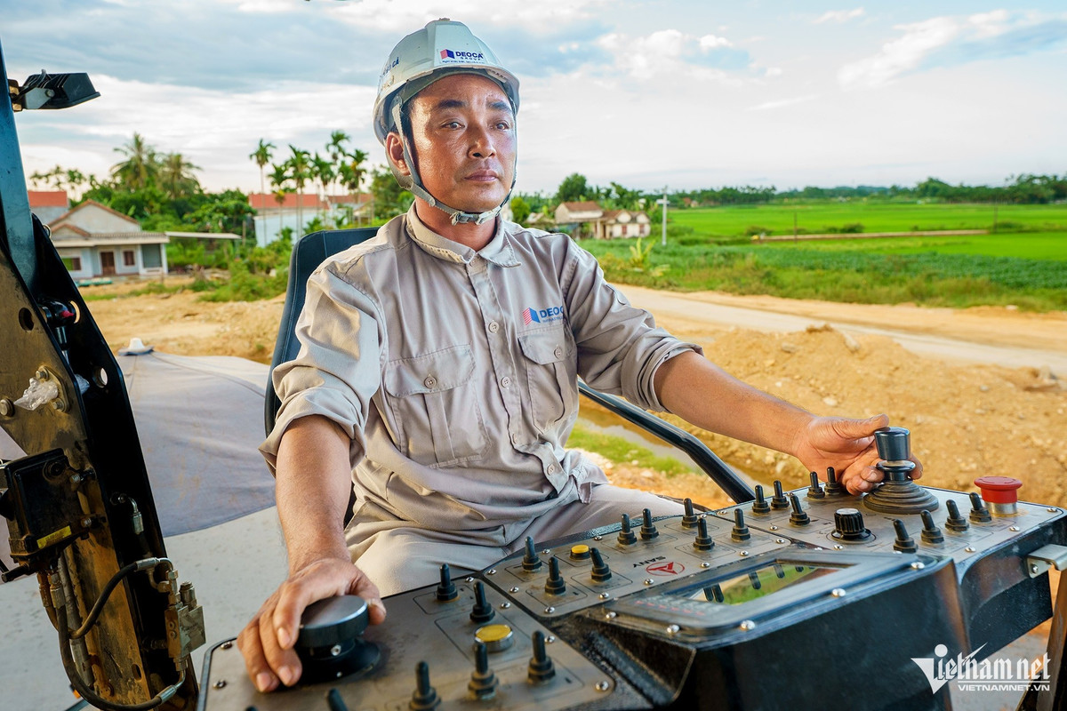 Dự án cao tốc Quảng Ngãi - Hoài Nhơn dài 88 km, trong đó 60,3 km thuộc tỉnh Quảng Ngãi và 27,7 km qua tỉnh Bình Định cũ (nay là Gia Lai), với tổng mức đầu tư hơn 20.000 tỷ đồng. Đây là một trong 12 dự án thành phần lớn nhất của tuyến cao tốc Bắc - Nam phía đông giai đoạn 2021–2025.
