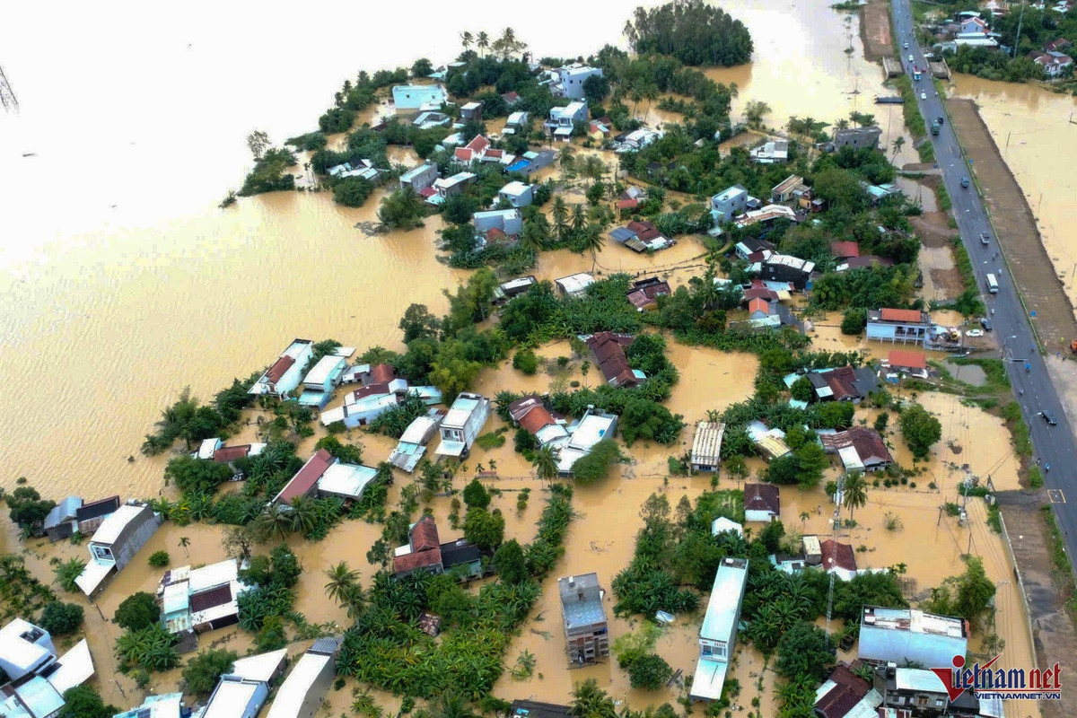 Đến chiều tối 28/10, tại các khu dân cư xung quanh Quốc lộ 14B (Đà Nẵng) nước ngập vẫn đục ngầu.