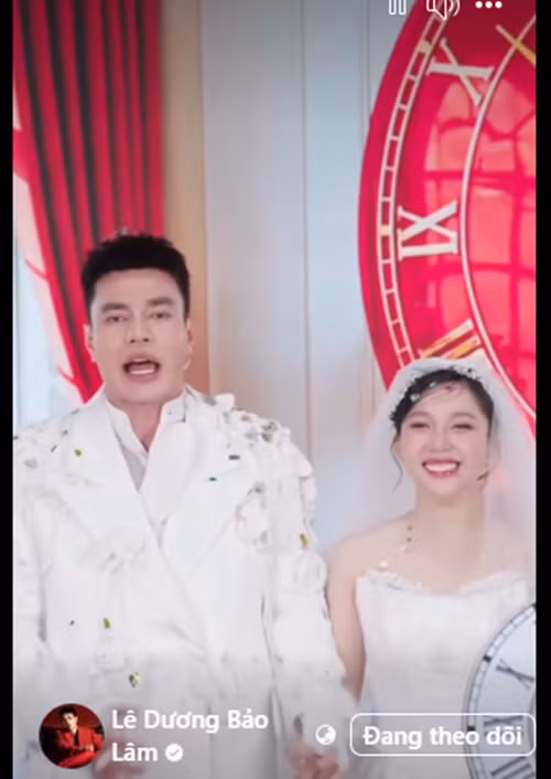 Sau khi phủ nhận tin đồn ly thân, vợ chồng Lê Dương Bảo Lâm diện trang phục cưới, cùng livestream bán hàng. Ảnh: FB Lê Dương Bảo Lâm.