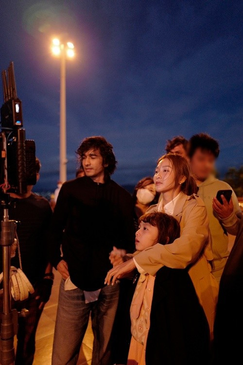 Khả Ngân chia sẻ trên VOV, cô tham gia phim nói tiếng Anh 100% và do ê-kíp Ấn Độ sản xuất hoàn toàn. Để chuẩn bị cho vai diễn, cô bay sang Ấn Độ gặp gỡ đoàn phim và chụp poster đầu tiên của tác phẩm. Ảnh: Instagram Khả Ngân.