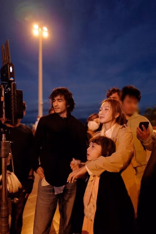 Khả Ngân chia sẻ trên VOV, cô tham gia phim nói tiếng Anh 100% và do ê-kíp Ấn Độ sản xuất hoàn toàn. Để chuẩn bị cho vai diễn, cô bay sang Ấn Độ gặp gỡ đoàn phim và chụp poster đầu tiên của tác phẩm. Ảnh: Instagram Khả Ngân.