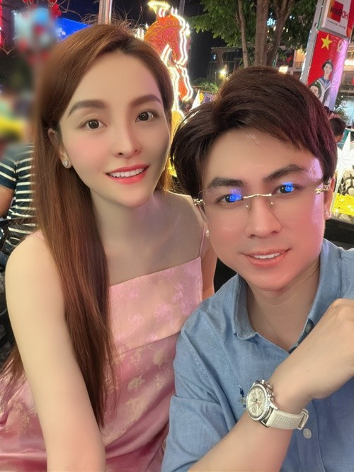 Bước vào giai đoạn mới, Saka Trương Tuyền được nhận xét ngày càng đằm thắm. Cô có gương mặt tròn đầy hơn, làn da sáng mịn và thần sắc tươi tắn.