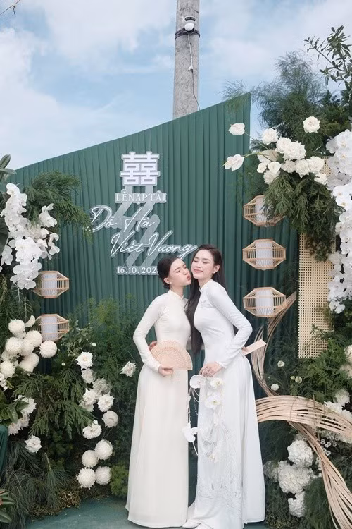 Trước đó, trong lễ ăn hỏi của Đỗ Thị Hà, Tú Quỳnh cũng làm phù dâu. Ảnh: FB Tú Quỳnh.