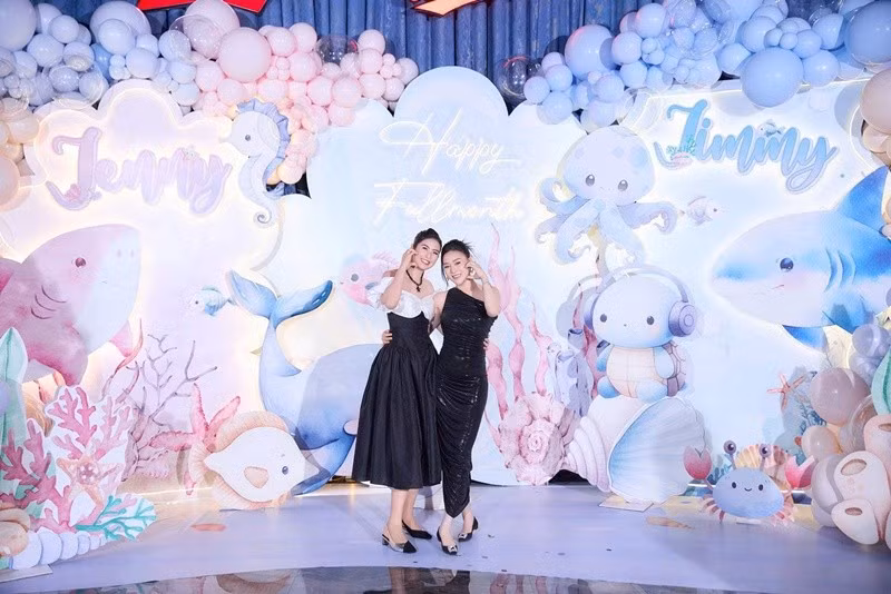 Ngọc Hân hết lời khen ngợi nhan sắc Phương Oanh. "Gái 2 con ngắm mòn vẹt cả mắt", "Ai nghĩ bạn tôi mới đẻ 1 tháng không, xuống 17kg, Phương Oanh mãi đỉnh", Ngọc Hân viết.